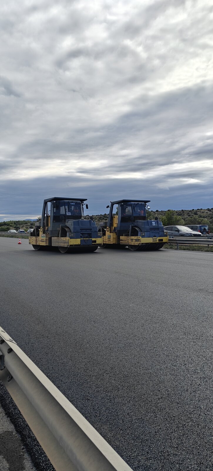 Asphalt paving, daytime · Flash Protec'