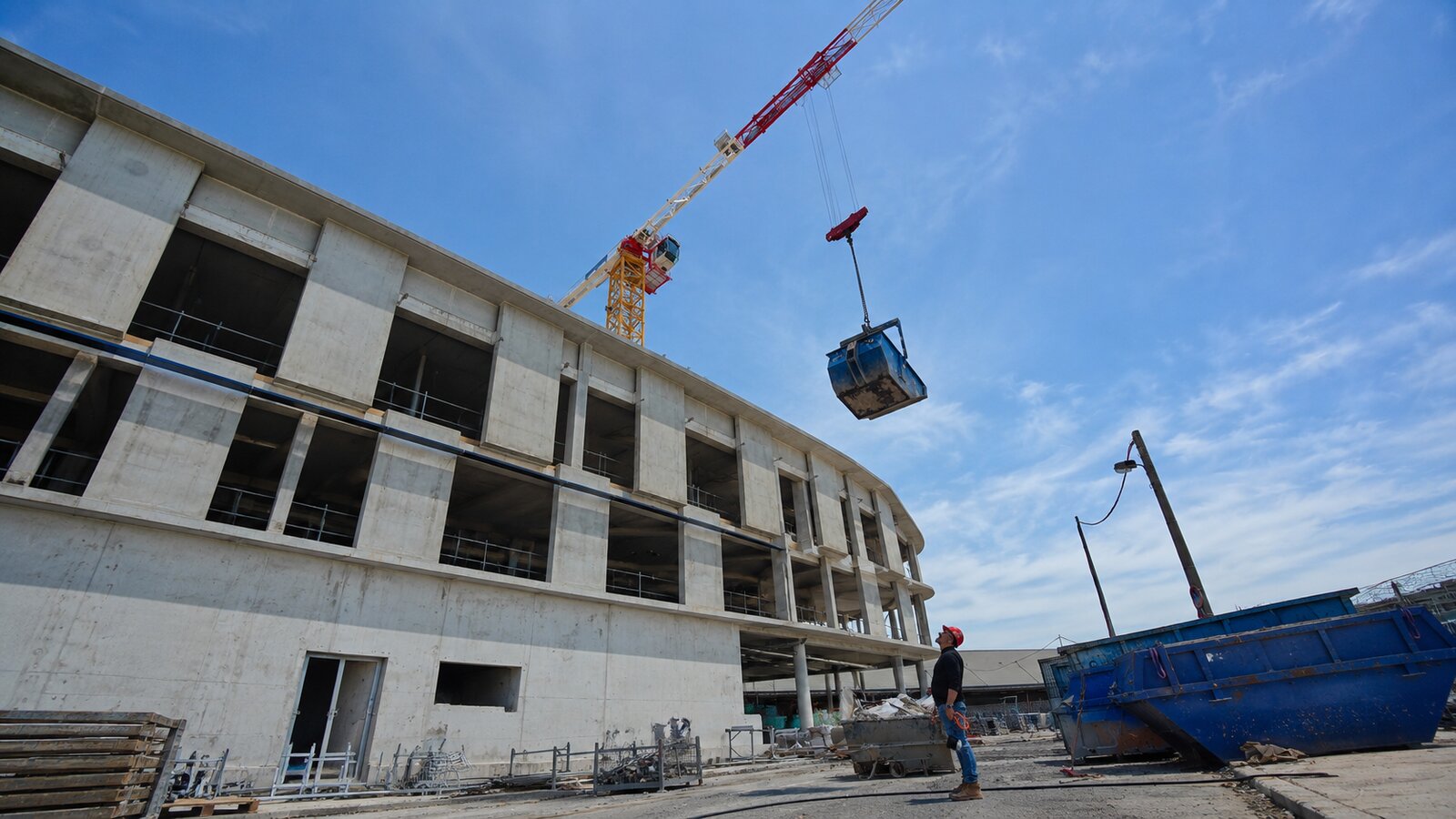 Suspended load passing over a worker — Fayat Marseille jobsite