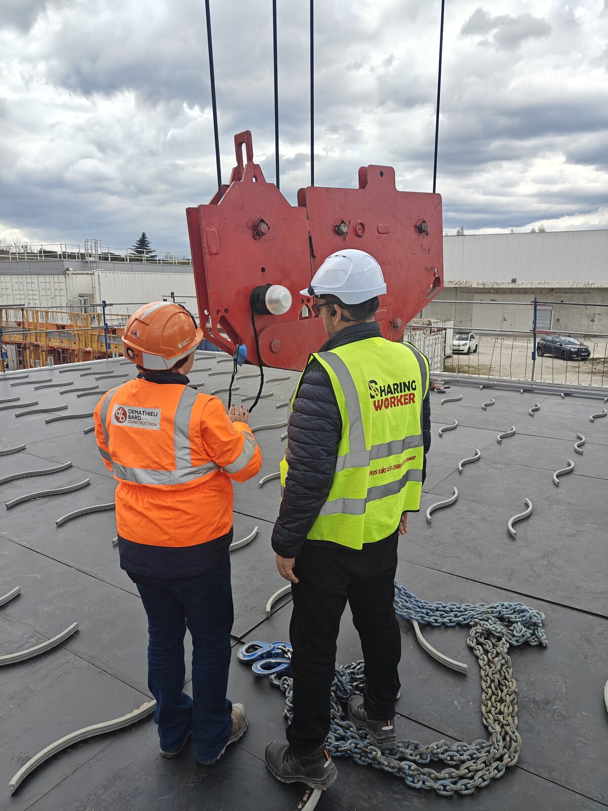 Beacon installation on the hook block