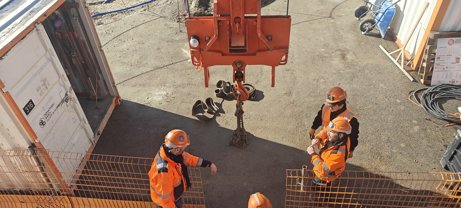 Hook block equipped on sensitive site